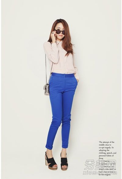 衬衫和裤子简单利落,最适合初秋天气。
