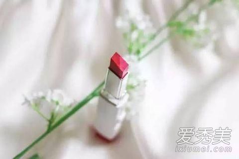 唇膏粘在杯子上或不粘在杯子上的提示