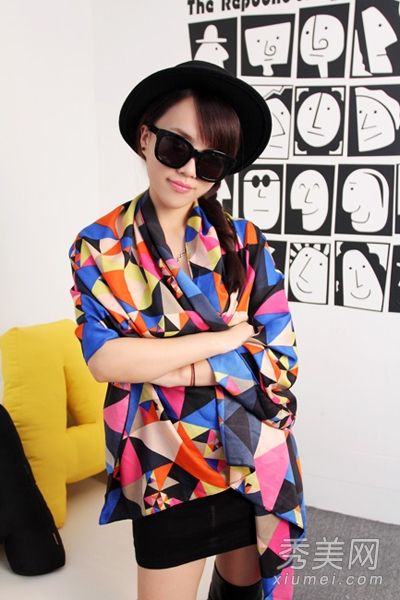 秋装搭配整理笔和丝巾,打造时尚明亮的眼睛。