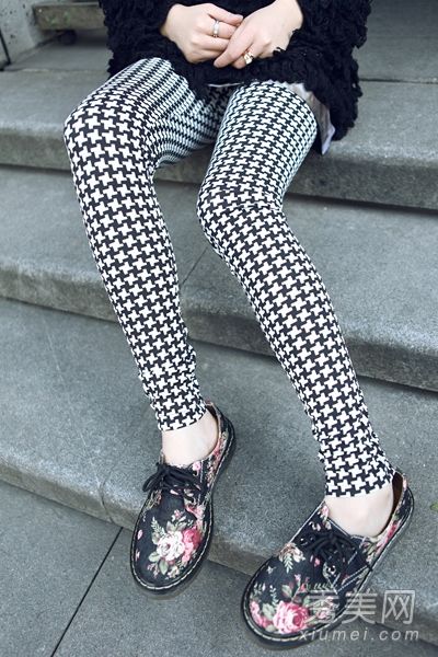 在秋冬季，你必须穿苗条的紧身裤和纤细的玉腿。