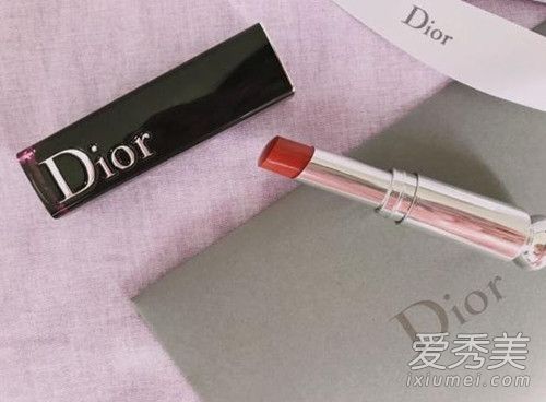 迪奥的新药物成瘾促使涂漆黑管唇膏于3月1日推出