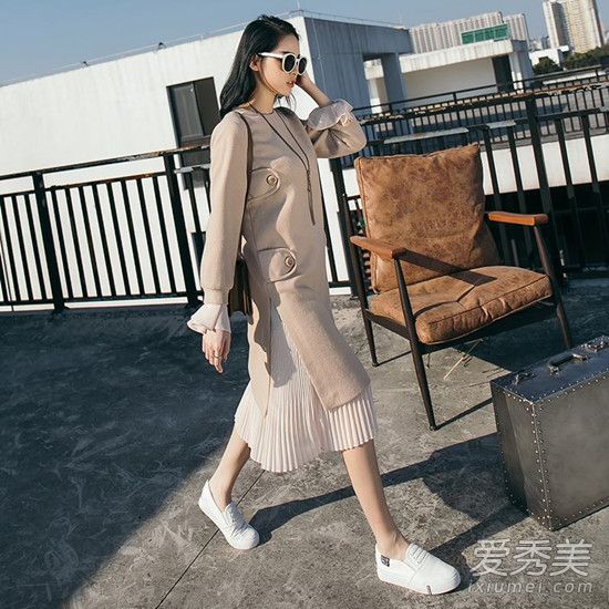 懒惰的人会在10秒钟内穿上系带连衣裙,然后马上完成。