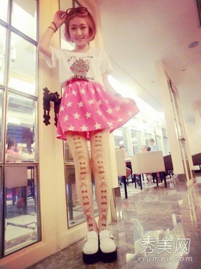 在初秋季节,两腿之间的温差与时髦的丝袜相配。