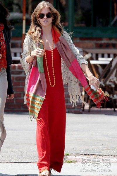 欧美大品牌爱秋围巾打造优雅形象