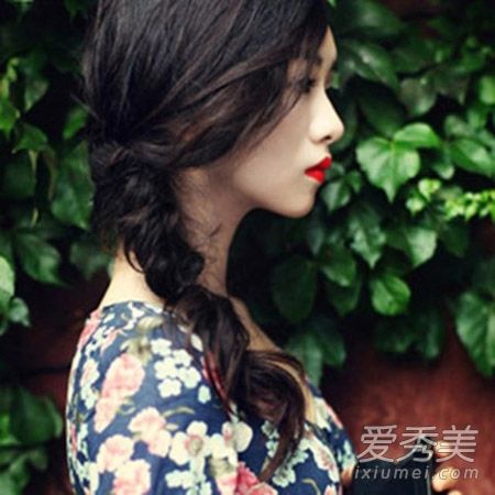 辫子又性感又帅气,留着长发,梳得太单调。