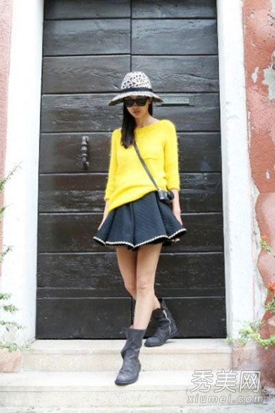 11月11日外出时穿毛衣+短裙。甜美新鲜