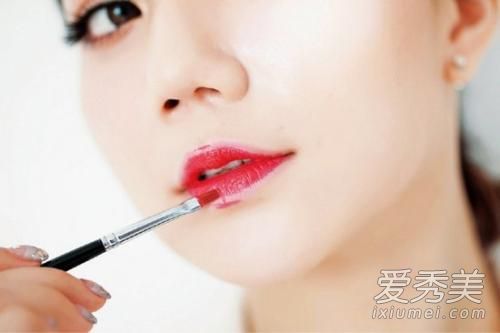 谁说口红必须涂上唇线?你可以画出没有唇线的完美唇型。