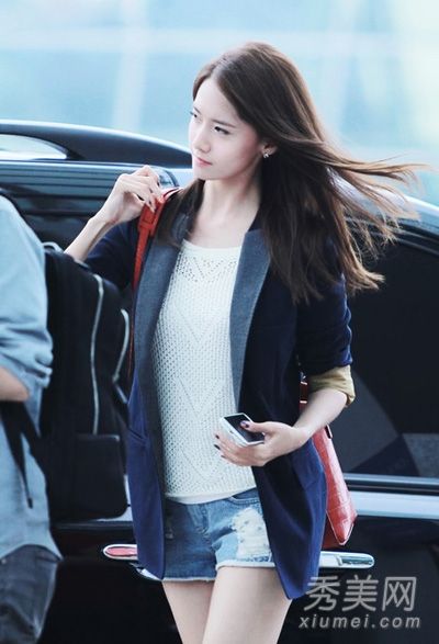 这套衣服配什么样的裤子?混合搭配短裤,展现美丽的双腿。