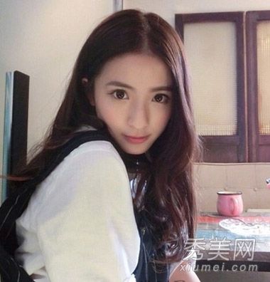 2014年,方脸女孩的脸非常瘦,还带着一个大盘子。