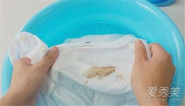 红酒弄脏了白色的衣服。这些小贴士可以轻松去除污渍。