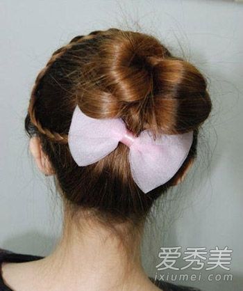 如何绑花玉米头?3套美发教程让我们哭了。