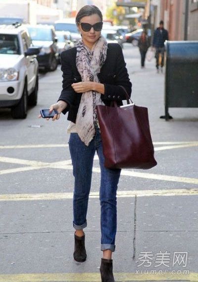 在秋天,卷边牛仔裤很时尚。