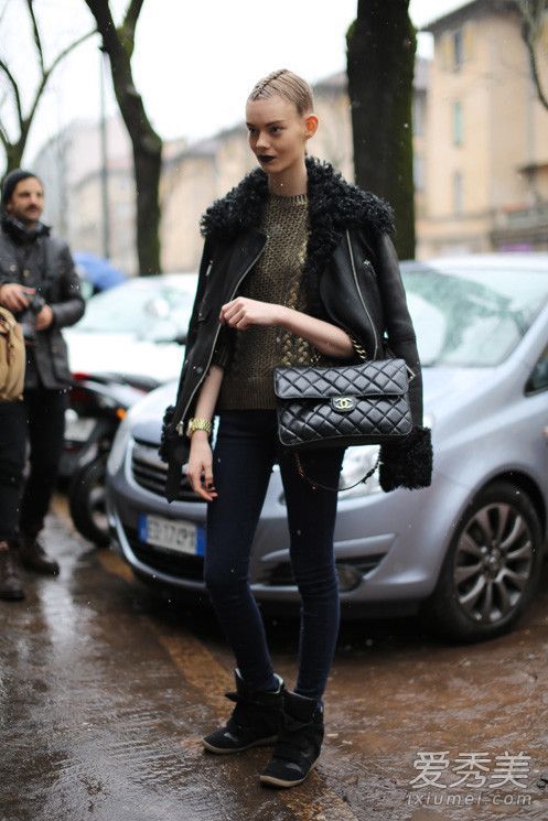 这件毛皮大衣多少钱?天气暖和吗