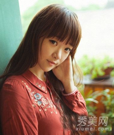 对于大脸型的女孩来说,韩式刘海是完美脸型所必需的。
