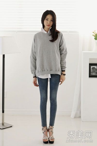 修身牛仔裤在秋季很实用，适合各种搭配