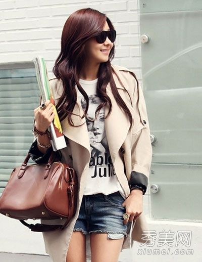 秋高气爽的手穿上风衣,保暖