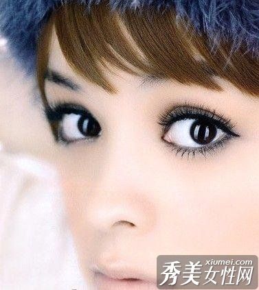 超级流行的水眼妆是漂亮瞳孔的最佳搭配。