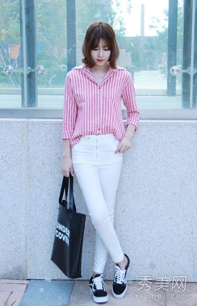 长袖衬衫配紧身裤既苗条又时尚，穿着长腿。
