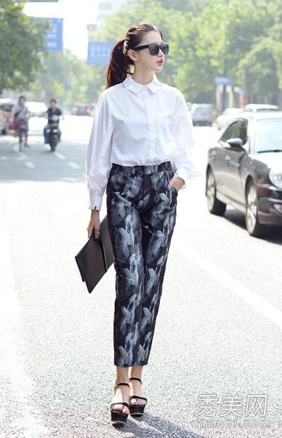 这个矮女孩的裙子是最短和最长的。