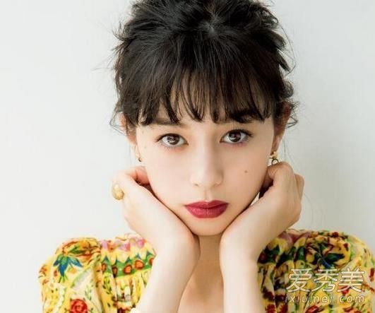 秋天热门口的红色数字让你陶醉在自己的美丽中!