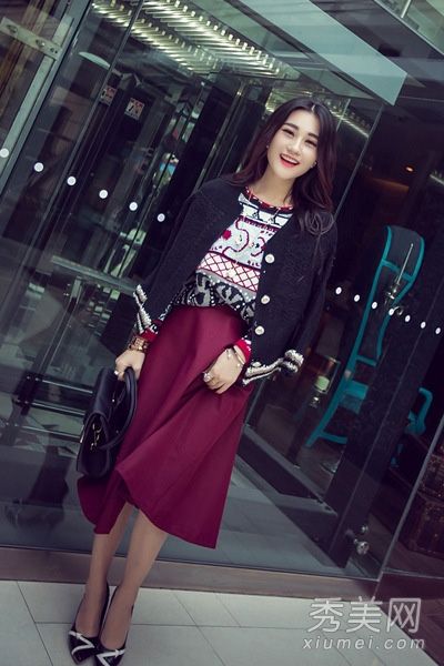 秋大衣配t恤+短裙凉爽的一天穿