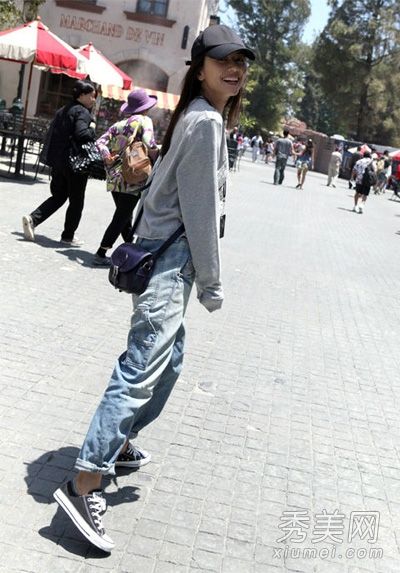 有必要学习高圆圆的秋装来搭配背心和衬衫。