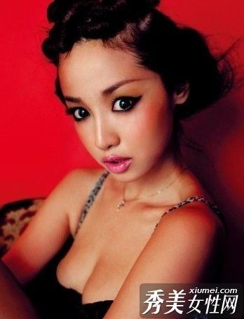 魅力和眼妆让人气飙升。