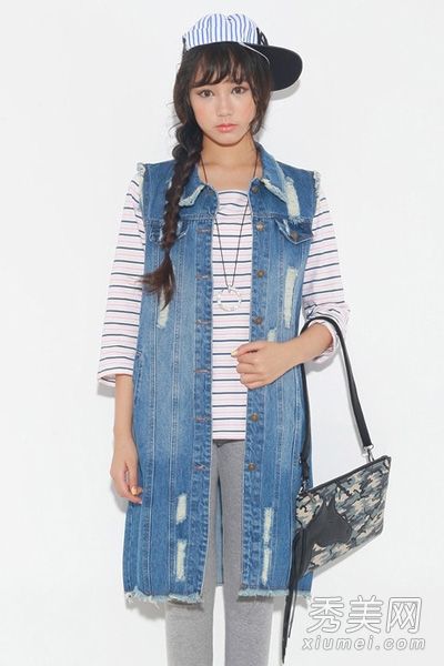 牛仔马甲搭配秋装，打造帅气形象