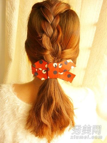 马尾和扎头发的过程非常淑女。