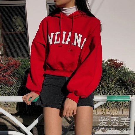 在2018年早春穿上它，搭配一件红色单品会很好看！