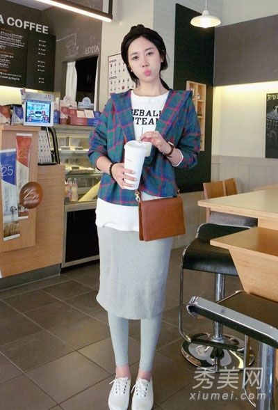 韩式示范格子衬衫搭配活力t恤