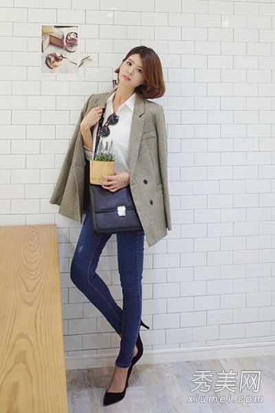 在一件小西服里穿一件衬衫是明智的，充满了女性气质。