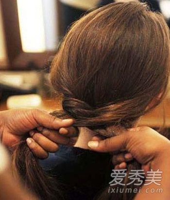 不要再把你的刘海剪得太短了,它们很漂亮,而且会哭!