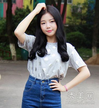 看看发型和服装，这个方脸女孩在夏天看起来很瘦，而且发型很相配。