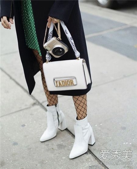 白色的包是黄色的，怎么洗？