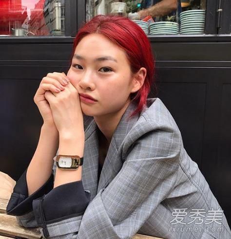 春节期间不要染这些颜色来显示你的年龄。如果你不这么说的话,天会非常黑!