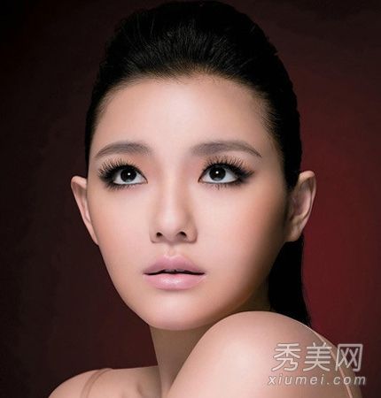 蛋糕脸的S领着这位女演员用发型巧妙地修饰了她的五官。