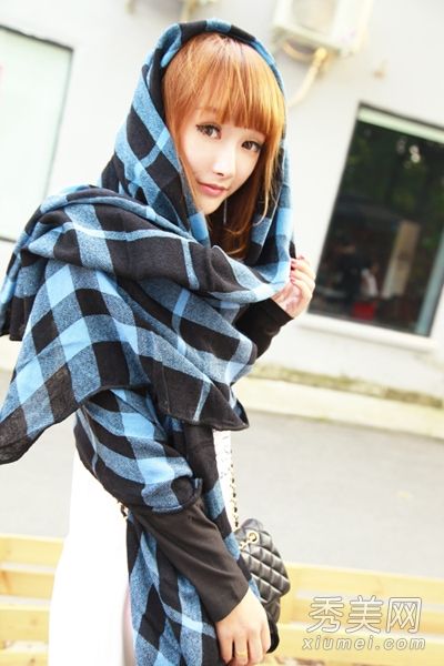 秋天最热的彩色围巾为你的脖子增添了花朵。