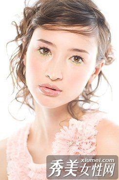 精致的美妆让他一见钟情。