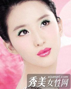 嘴唇拒绝干燥的诱惑,露出饱满的水分