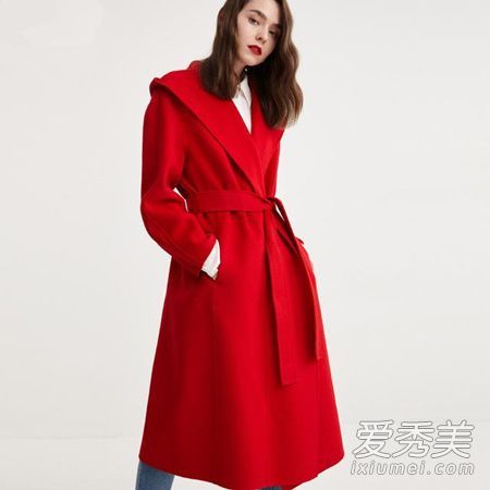 红色及膝外套和宽腿裤搭配起来什么颜色好看?