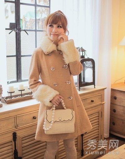 冬季大衣用的新羊毛面料很流行。