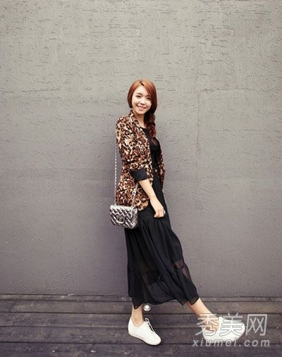 薄外套和长裙穿大牌欧美风格