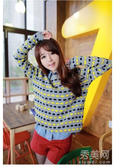 秋季最流行的毛衣+衬衫搭配