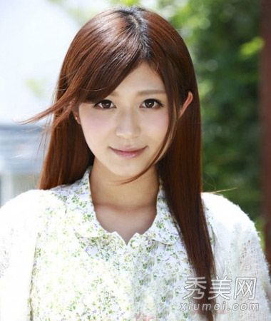 2014年最新的女孩发型设计很漂亮,染了头发,直发变成了新的样子。