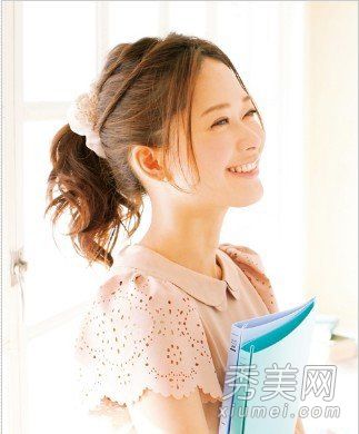 DIY清新发型马尾辫为女孩打造甜美发型