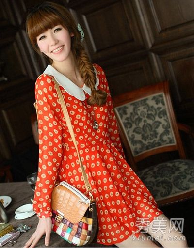 这件秋装漂亮、时尚、俏皮