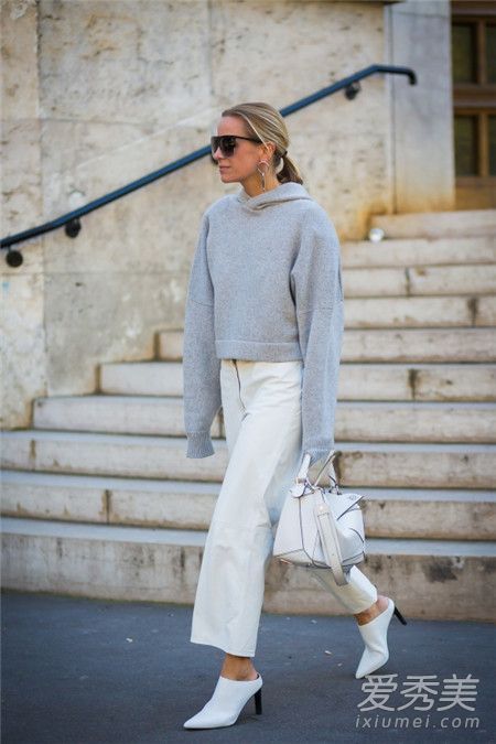 白色的包被染脏了。怎么洗？