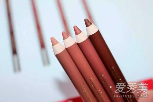 我不知道如何选择唇线的颜色。这种颜色可以被任何肤色的人使用。