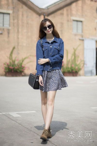 如何搭配牛仔外套和连衣裙来增加柔软度